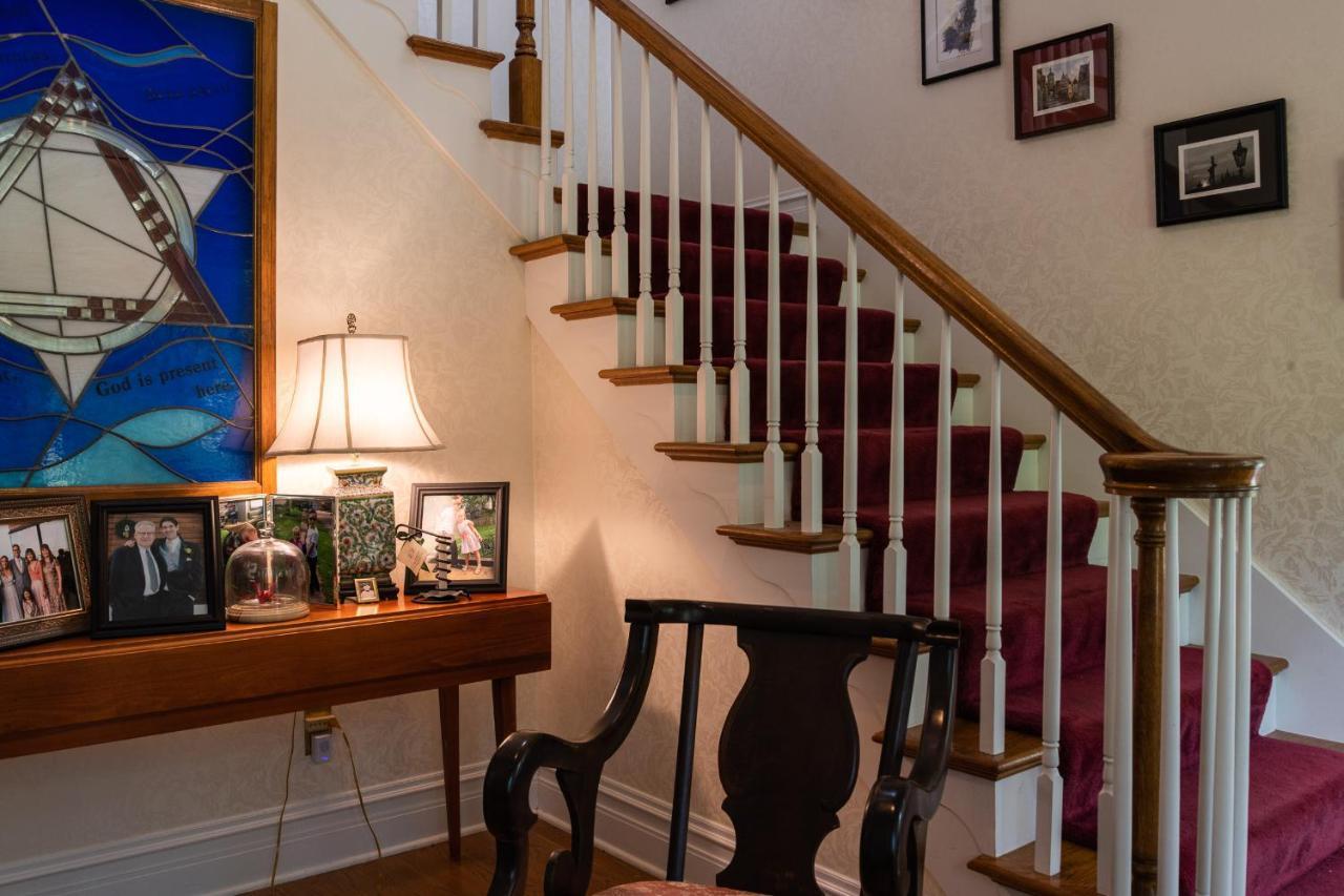 Homestay Exquisite Victorian Springfield