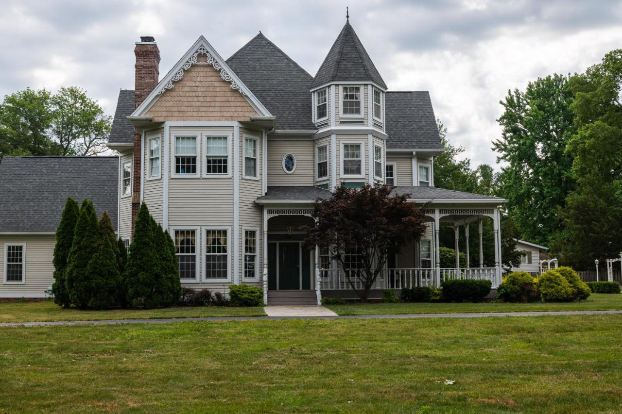 Homestay Exquisite Victorian Springfield